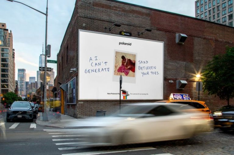 Polaroid lance une campagne contre la dépendance aux smartphones et le