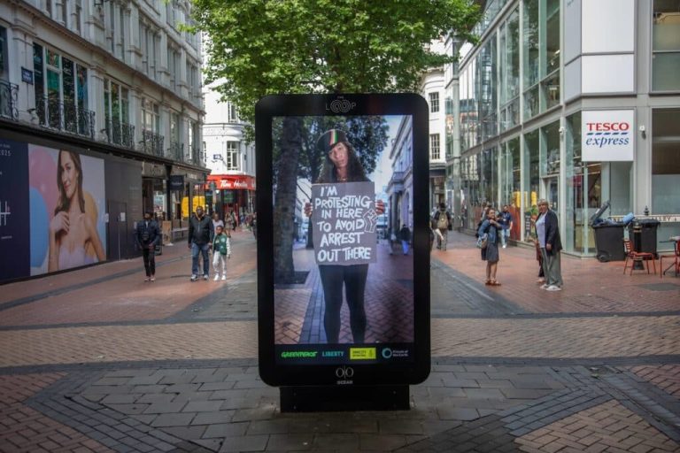 Greenpeace lance une campagne qui défend le droit de protester