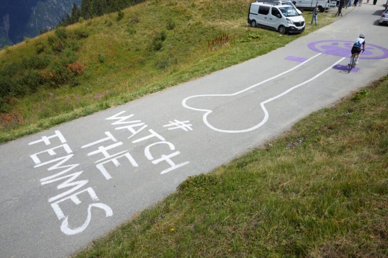 Skoda transforme les graffitis obscènes du Tour de France en art