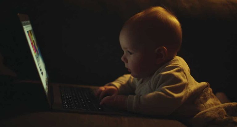 X introduit le contrôle de l&rsquo;âge mais les mesures font discuter