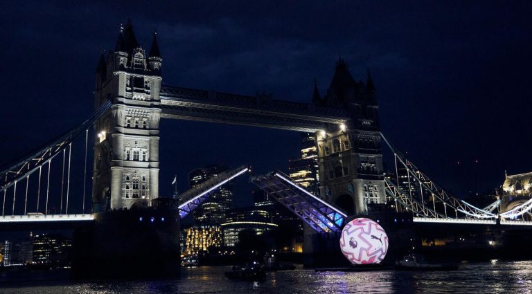 PUMA MALIT BUT: Le Tower Bridge à Londres devient la plus grande porte de football de tous les temps
