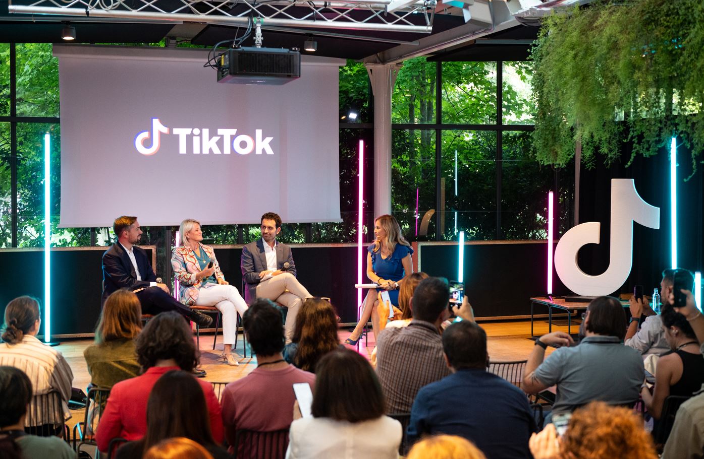 Tiktok en Italie dépasse 23,9 millions d'utilisateurs et devient le moteur des tendances et des achats