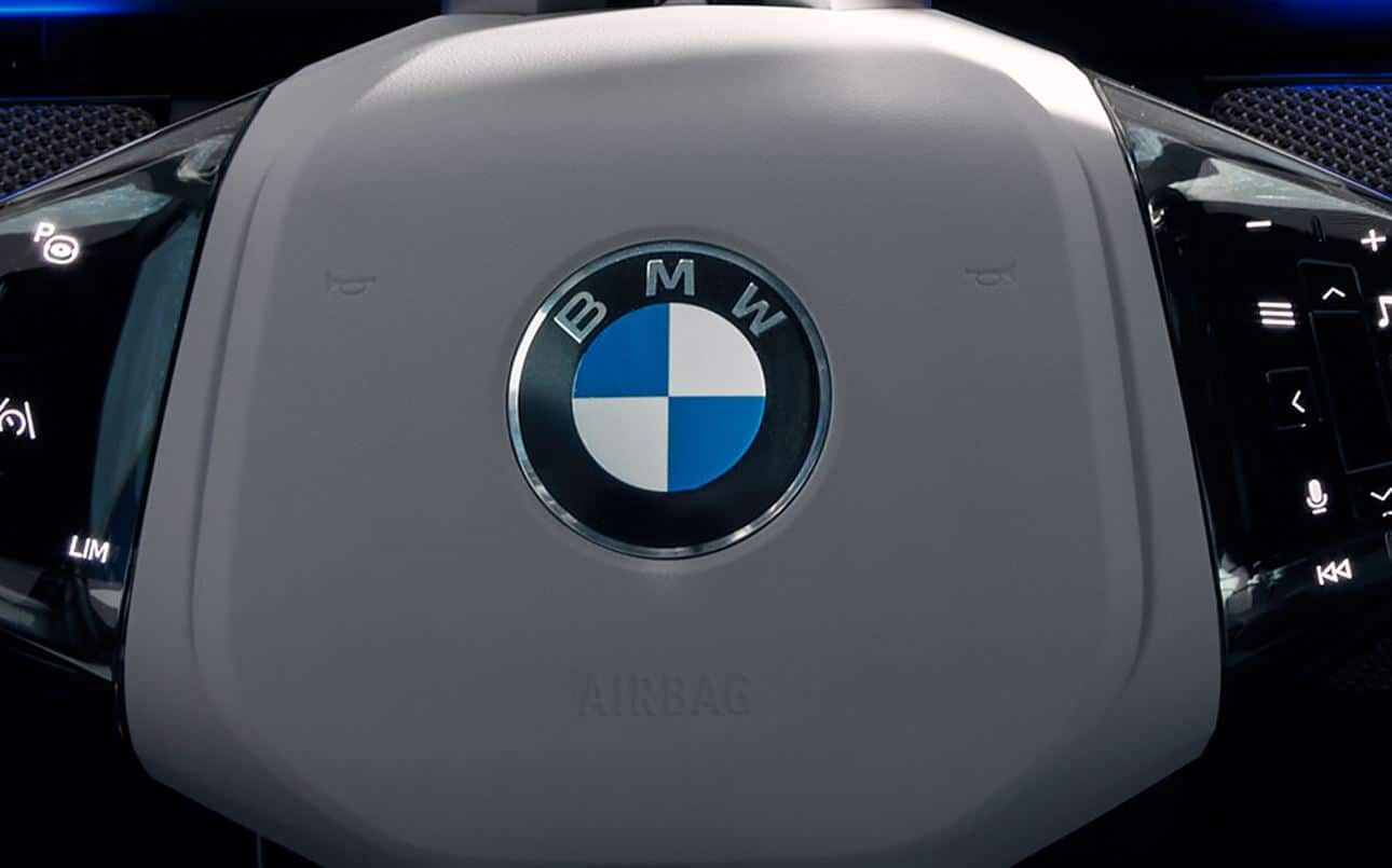 BMW rend un reste minimal dans son logo