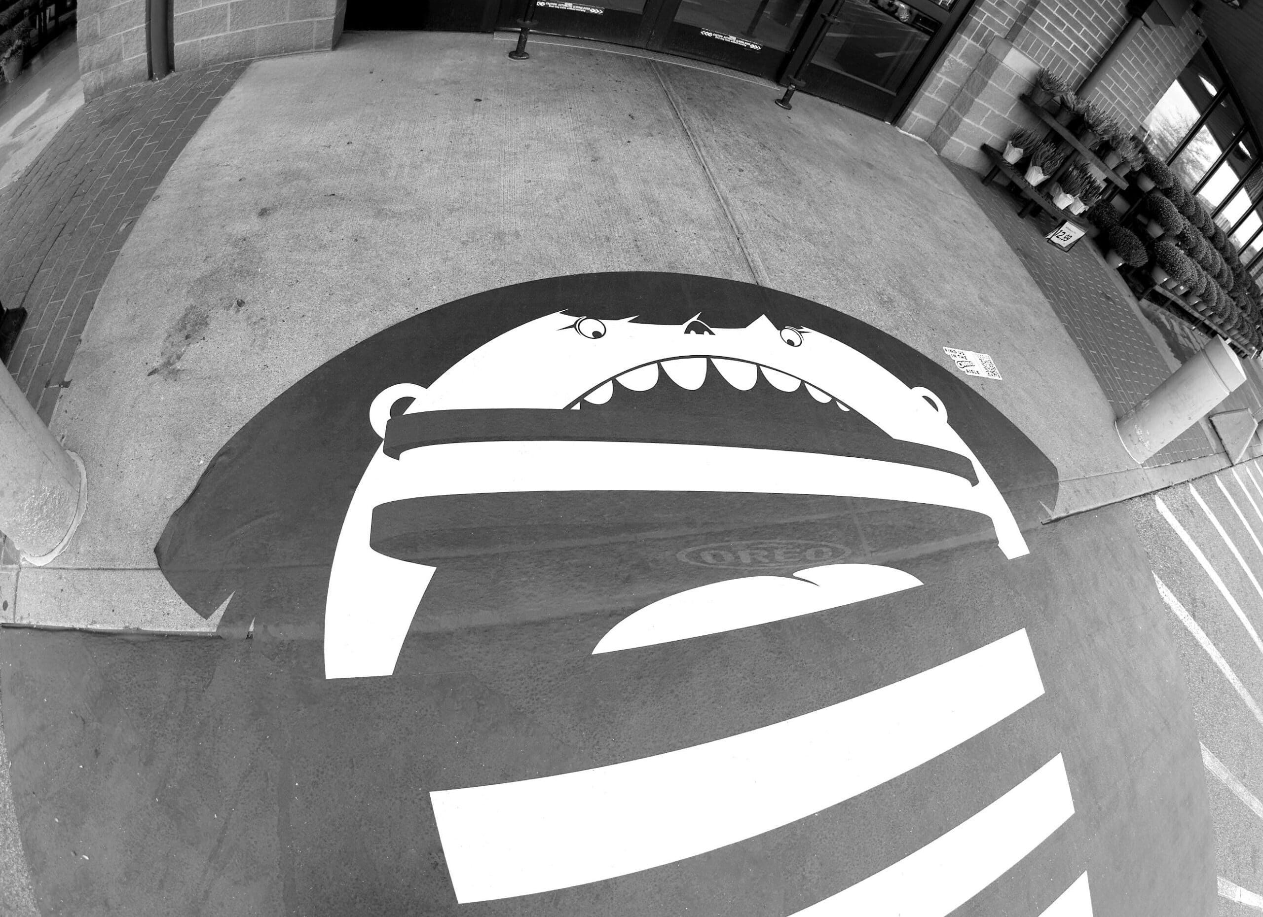 Oreo transforme les rayures des piétons en biscuits en la nouvelle campagne de plein air