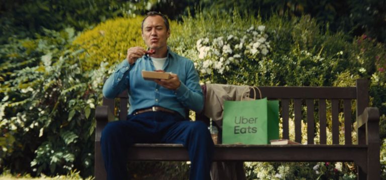 Jude Law en dit assez au romantisme dans la nouvelle campagne Uber Eats