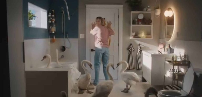 IKEA raconte un Noël ironique et chaotique pour montrer que les cadeaux utiles sont les meilleurs