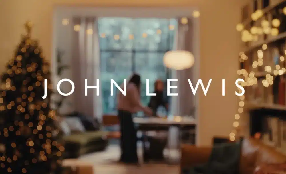 John Lewis excite avec la publicité de Noël 2025 : nostalgie, musique et connexion authentique