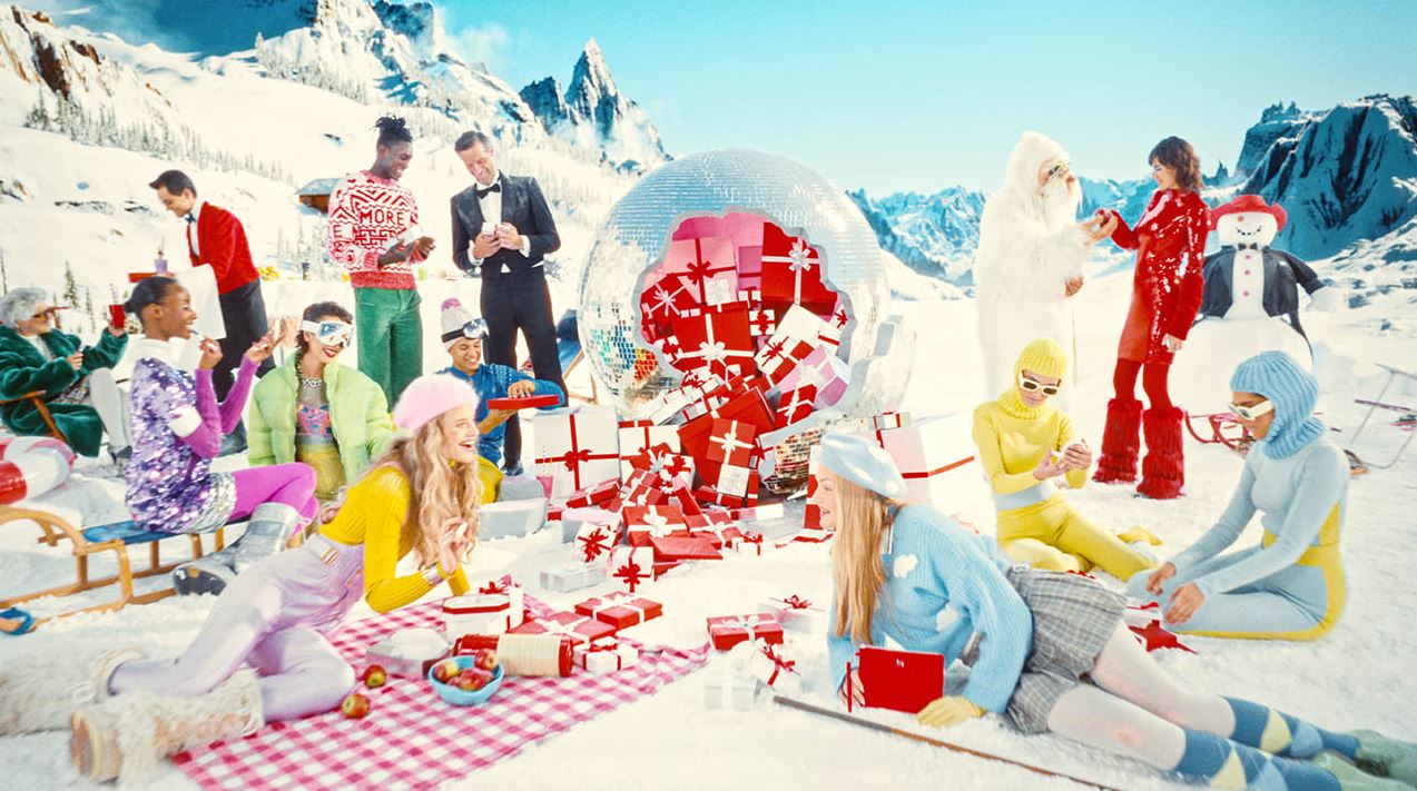 Kiko Milano apporte le glamour de Noël à un après-ski surréaliste dans la nouvelle campagne