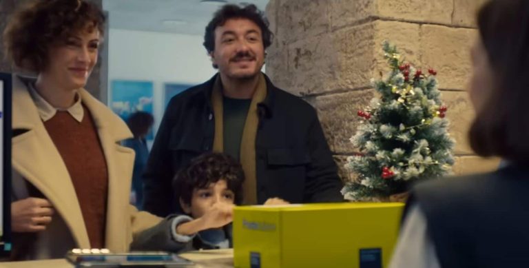 Poste Italiane choisit Lucio Dalla pour parler de Noël avec une publicité émouvante