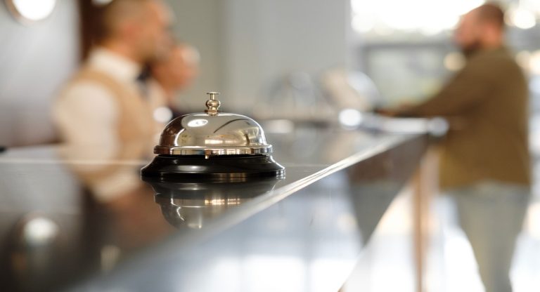 Comment promouvoir un hôtel : canaux et stratégies gagnants